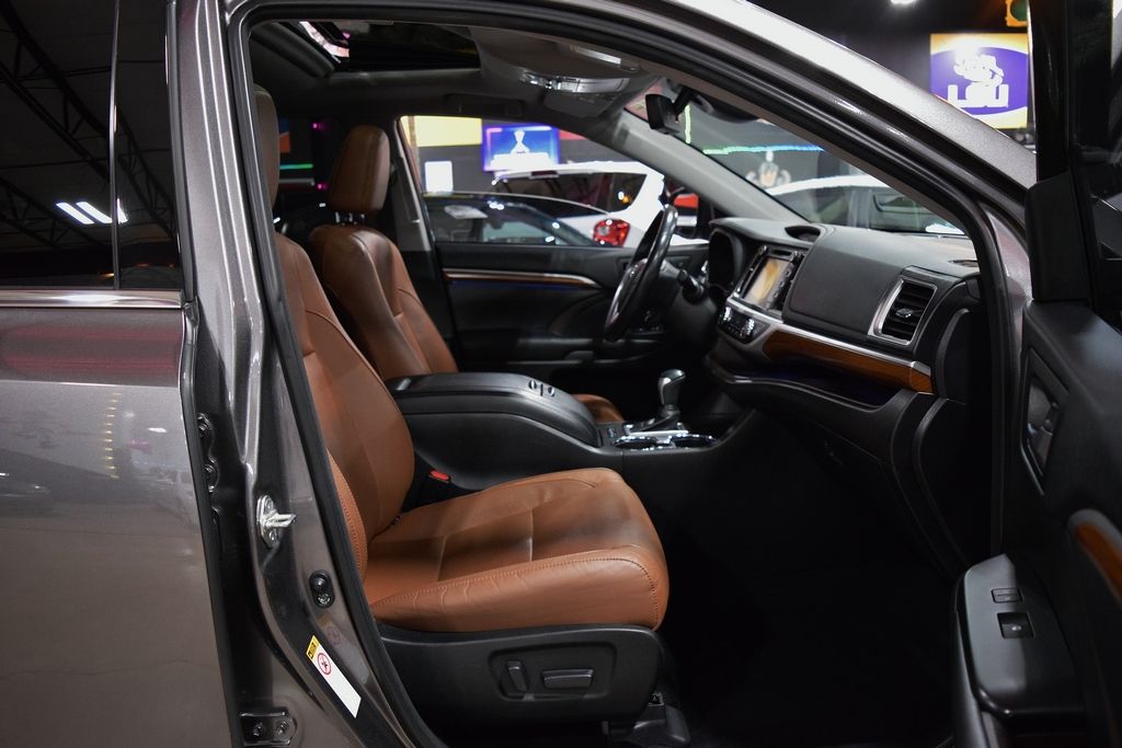 Used 2018 Toyota Highlander Limited V6 w/ 3rd Row FWD image 24