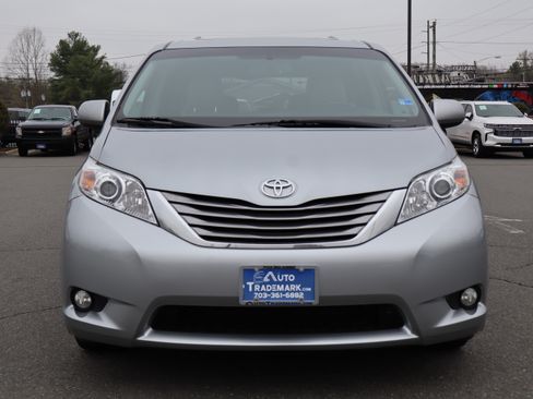 Used 2017 Toyota Sienna XLE image 3