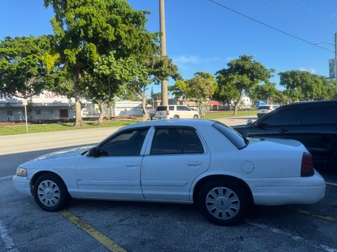 Used 2011 Ford Crown Victoria Police Interceptor image 5