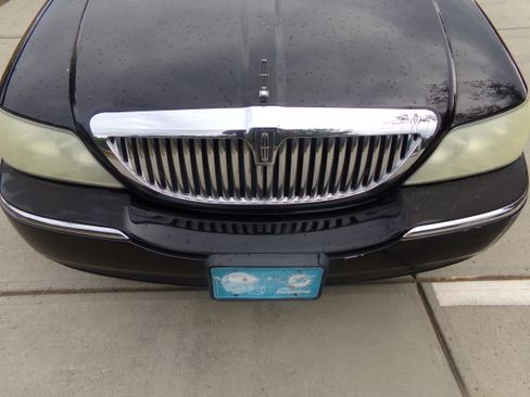 Used 2004 Lincoln Town Car Signature RWD image 9