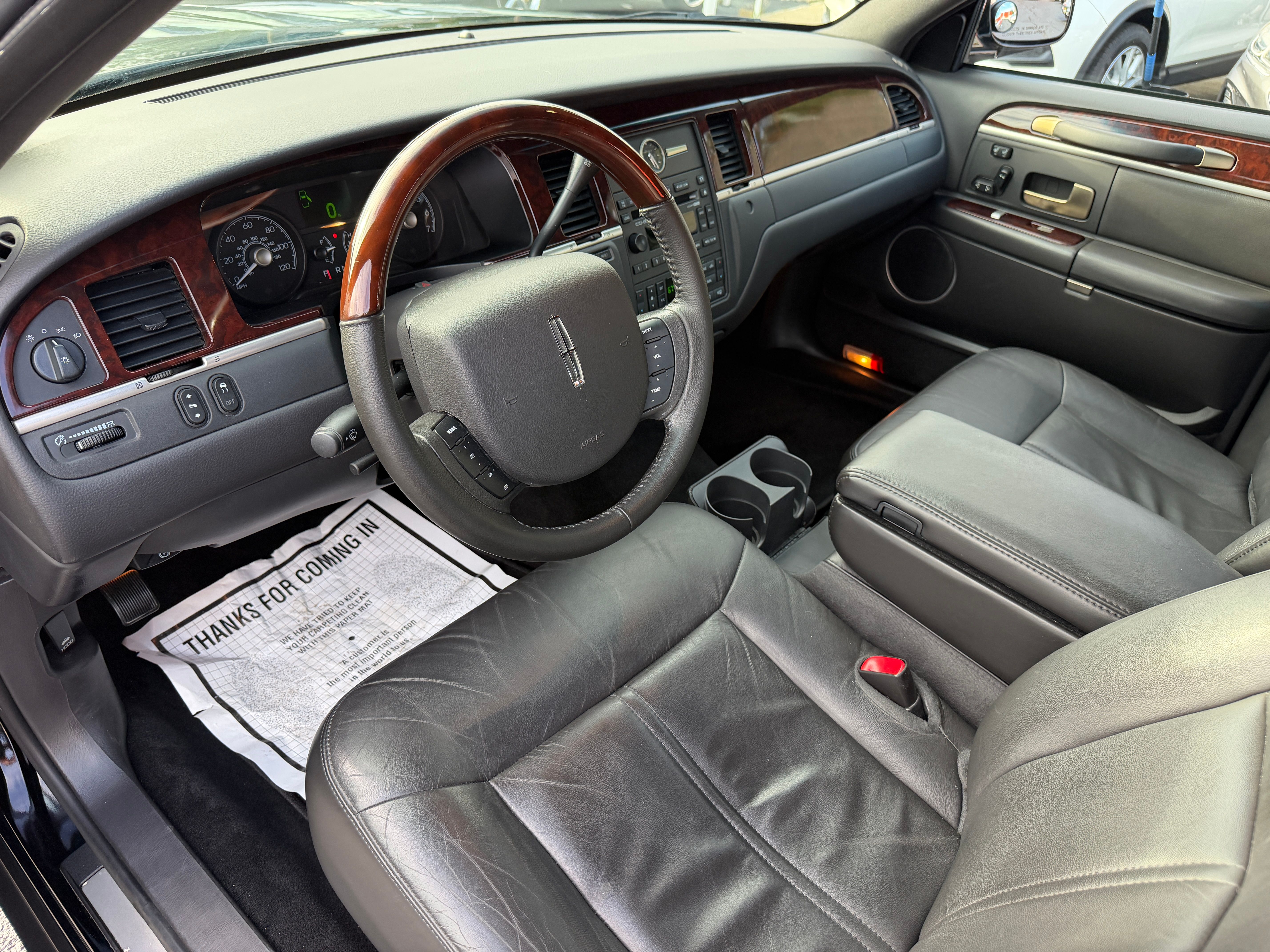 Used 2009 Lincoln Town Car Signature Limited RWD image 7