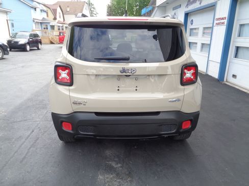 Used 2015 Jeep Renegade 4WD Latitude image 9