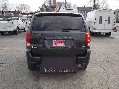 Used 2016 Dodge Grand Caravan SE image 5