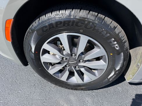 Used 2021 Chrysler Pacifica Touring-L FWD image 29