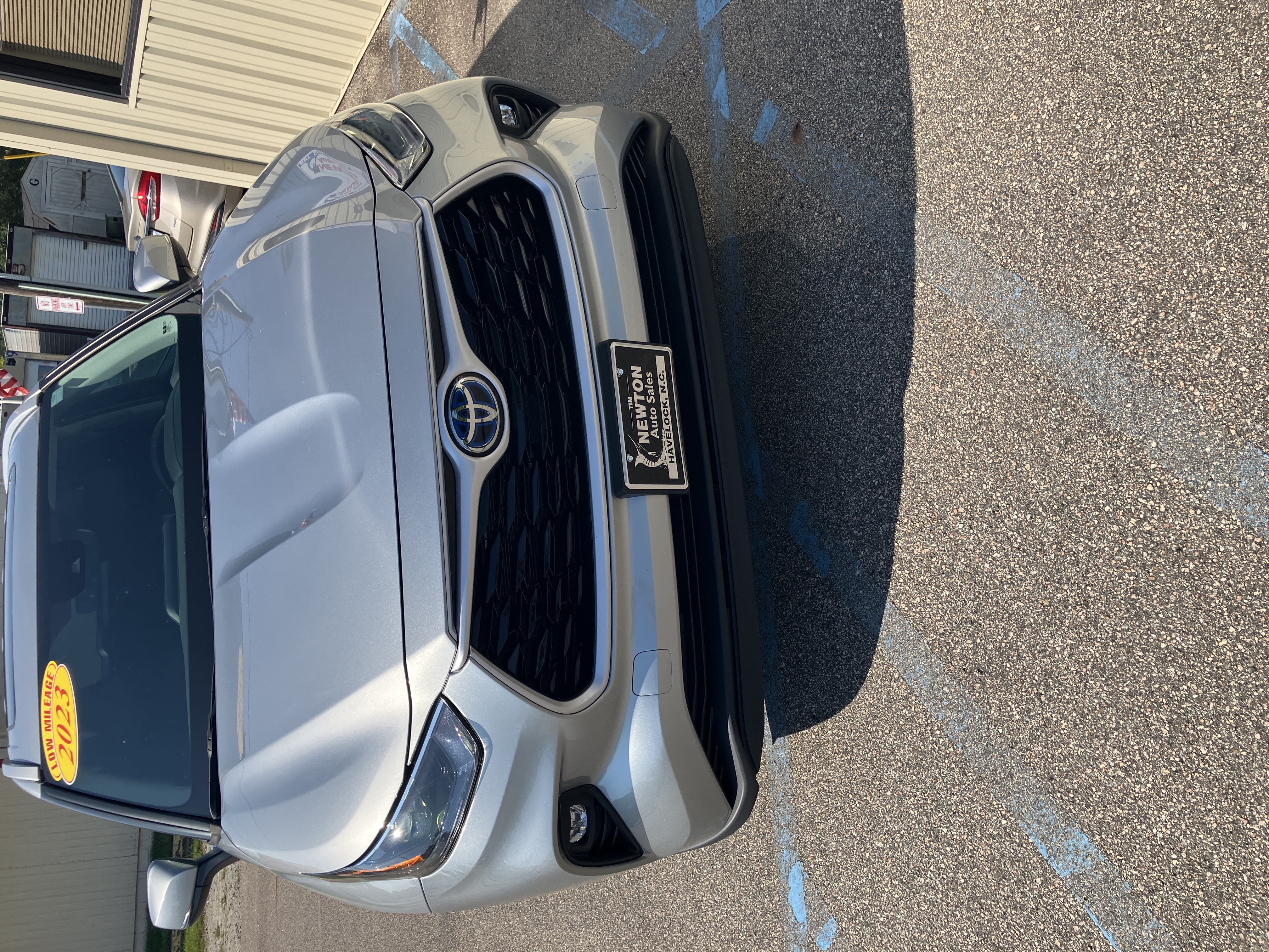Used 2023 Toyota Highlander FWD XLE Hybrid image 17