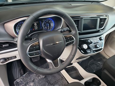 Used 2023 Chrysler Voyager LX image 11