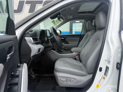 Used 2022 Toyota Highlander XLE image 7