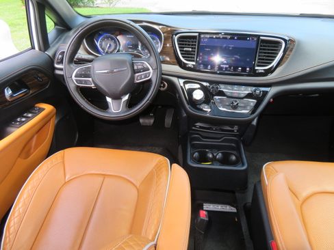 Used 2022 Chrysler Pacifica Pinnacle FWD image 26