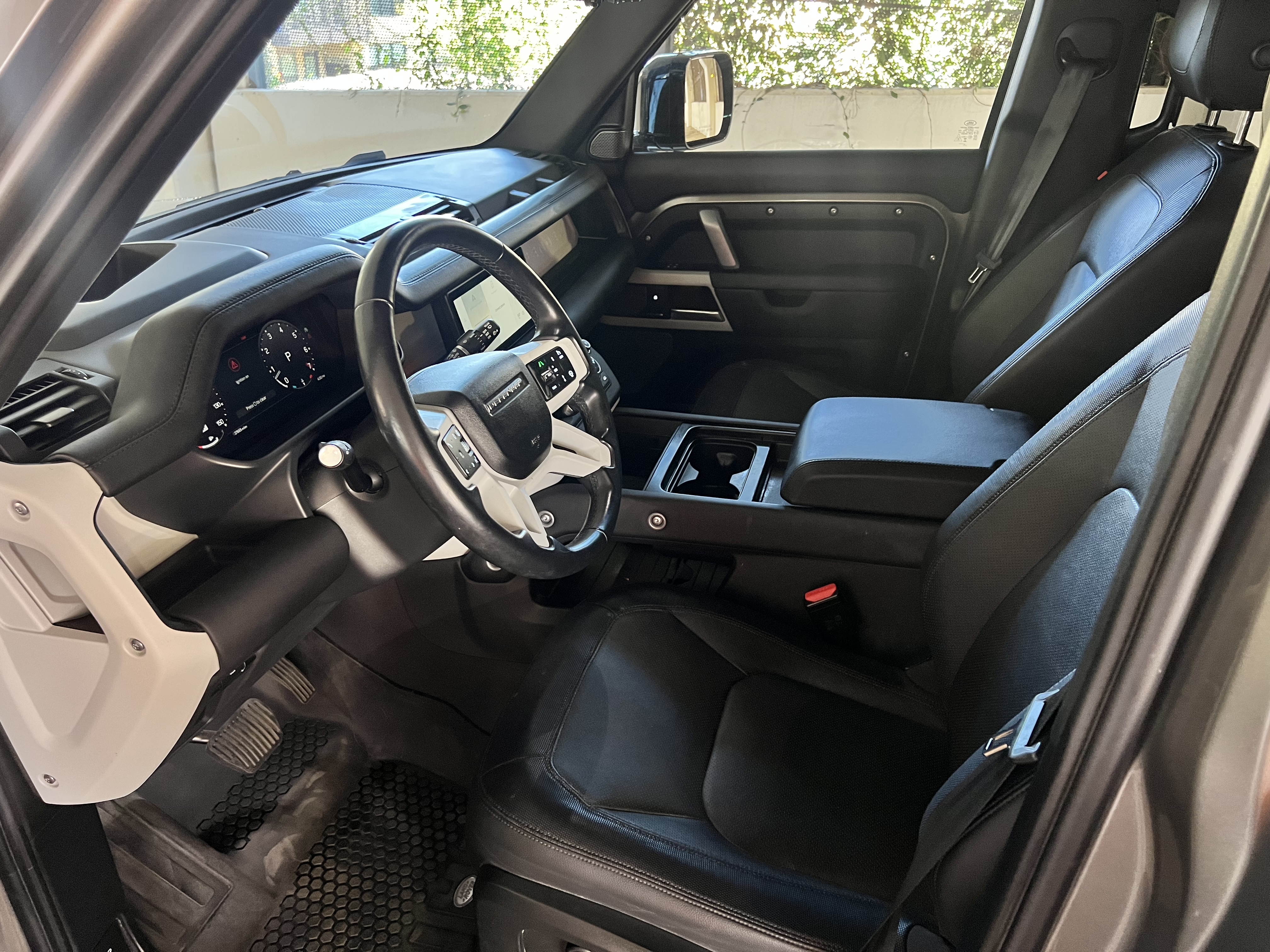 Used 2024 Land Rover Defender 110 X-Dynamic SE AWD/4WD image 11