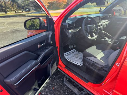 Used 2024 Toyota Tacoma TRD Sport image 12