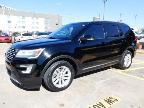 Used 2017 Ford Explorer XLT image 4