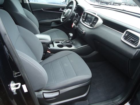 Used 2019 Kia Sorento LX image 9