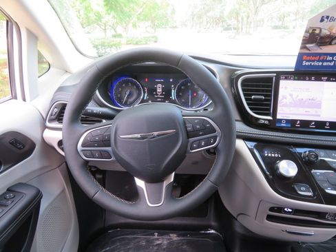 Used 2024 Chrysler Pacifica Touring-L image 32