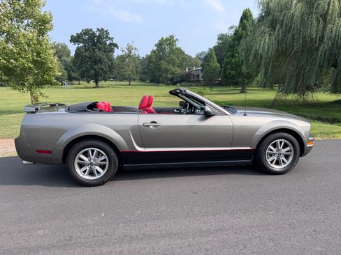 Used 2005 Ford Mustang Premium image 23