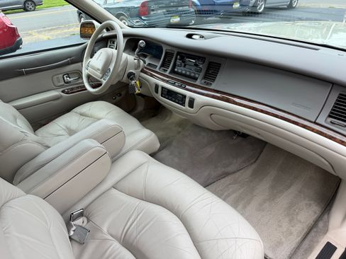 Used 1997 Lincoln Town Car Signature RWD image 22