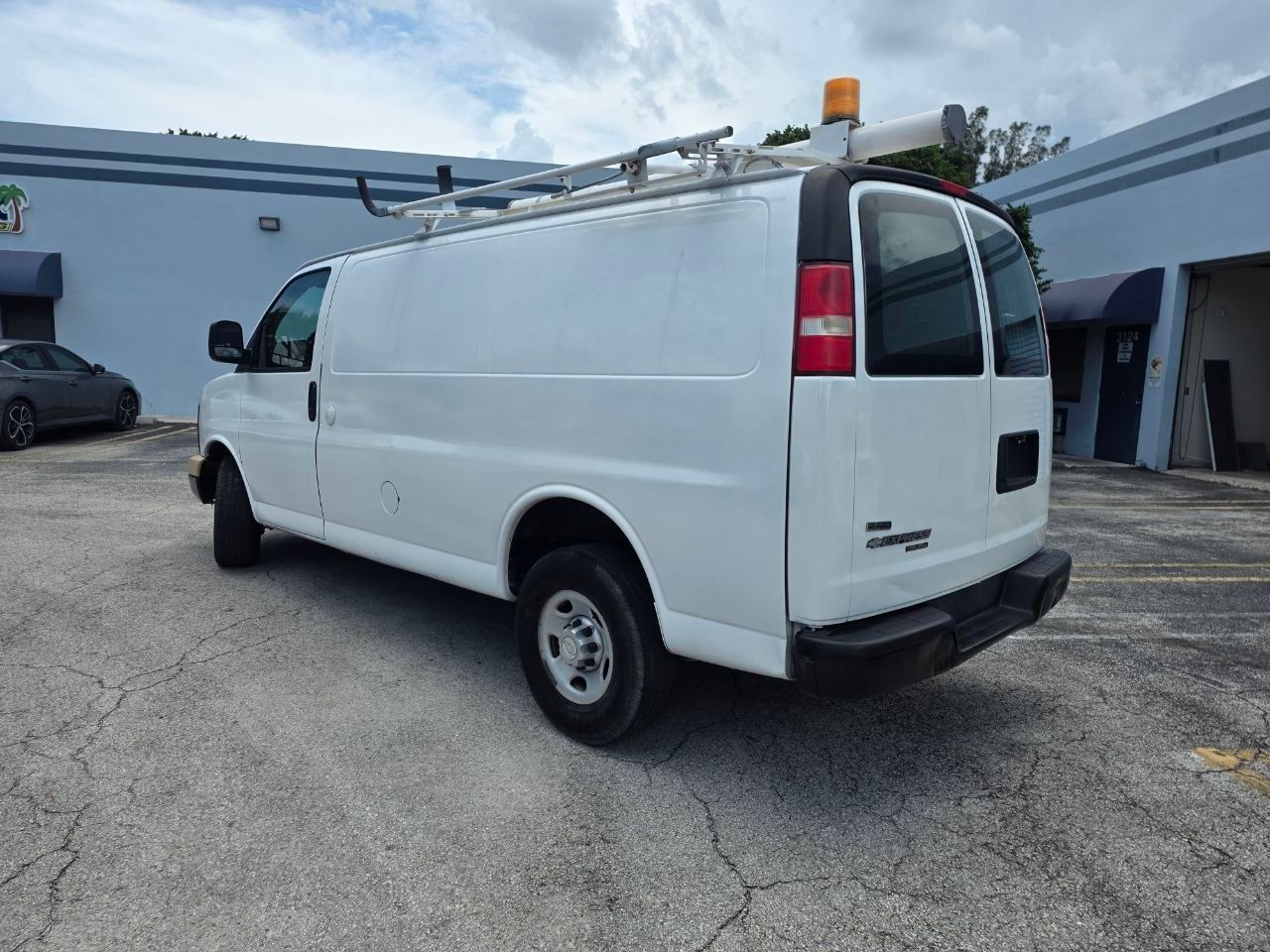 Used 2011 Chevrolet Express 2500 UNAVAIL RWD image 8