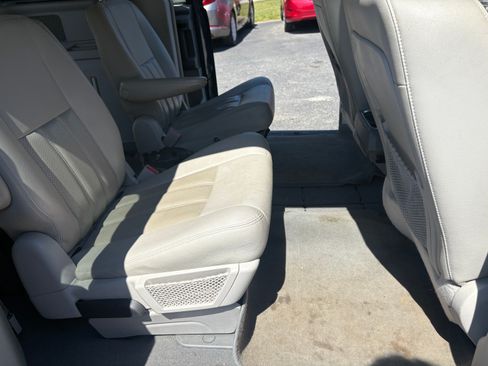 Used 2009 Chrysler Town & Country Touring image 14