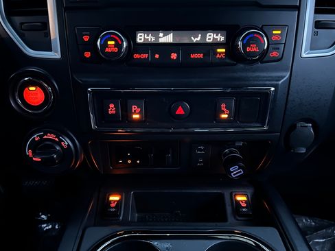 Used 2018 Nissan Titan XD SV image 14