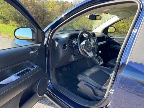 Used 2017 Jeep Compass Latitude image 3