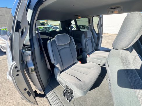 Used 2005 Chrysler Town & Country Touring image 17