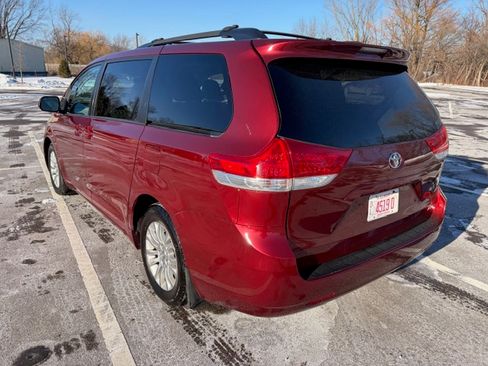 Used 2013 Toyota Sienna XLE image 3