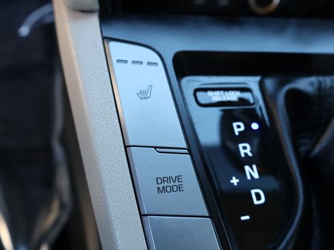 Used 2017 Hyundai Elantra Limited image 28