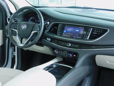 Used 2024 Buick Enclave FWD Essence image 4