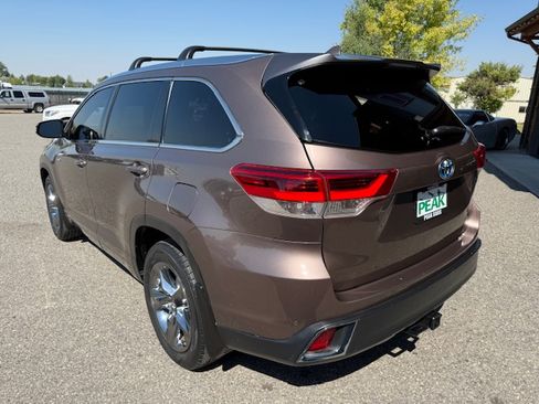 Used 2018 Toyota Highlander Limited Platinum image 3