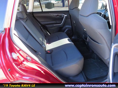 Used 2019 Toyota RAV4 LE image 10