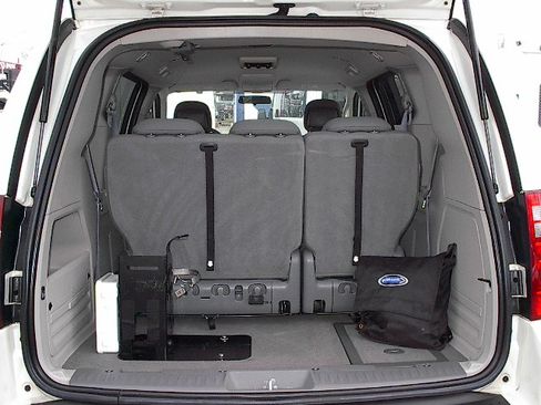 Used 2010 Dodge Grand Caravan SE image 18