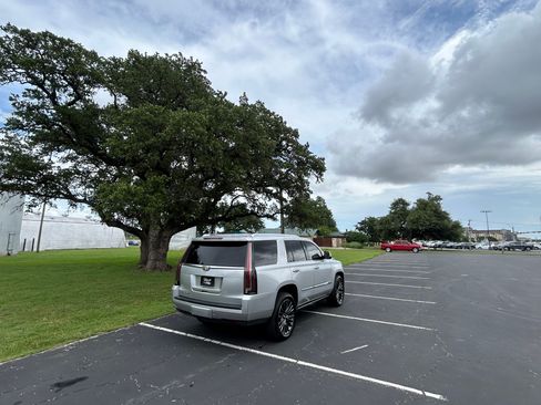 Used 2017 Cadillac Escalade 2WD Platinum image 8