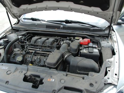 Used 2018 Ford Taurus SE FWD image 35
