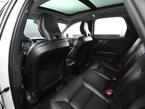 Used 2019 Volvo XC60 T5 Momentum w/ Multimedia Package image 42