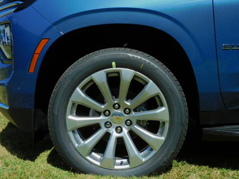 New 2026 Chevrolet Suburban Premier image 7