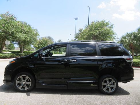 Used 2017 Toyota Sienna SE FWD image 14