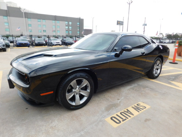 Used 2019 Dodge Challenger SXT RWD image 4