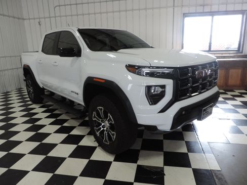 Used 2024 GMC Canyon AT4 image 8