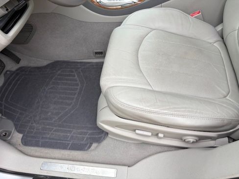 Used 2011 Buick Enclave CXL image 12