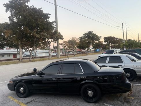 Used 2011 Ford Crown Victoria Police Interceptor image 5