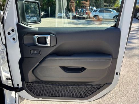 Used 2021 Jeep Wrangler Unlimited Sahara w/ Altitude image 39