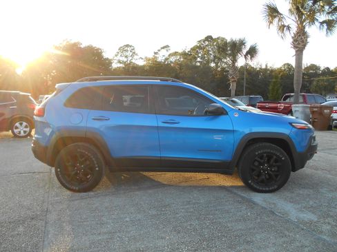 Used 2018 Jeep Cherokee Trailhawk image 1