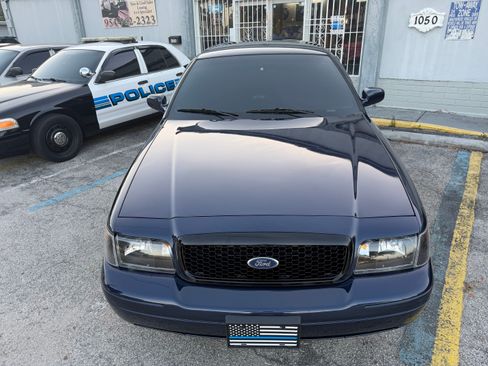 Used 2006 Ford Crown Victoria Police Interceptor image 2
