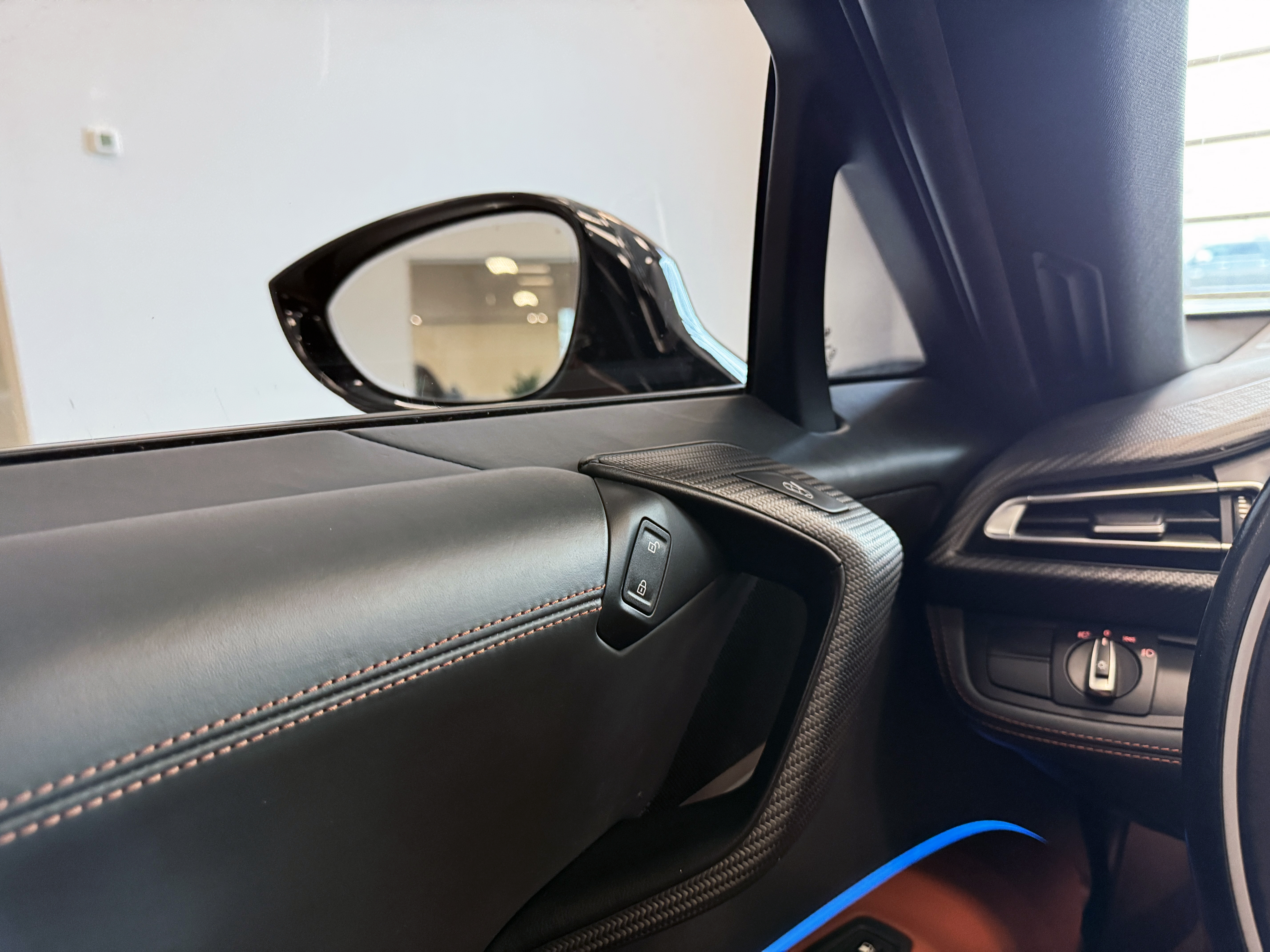 Used 2019 BMW i8 Coupe AWD/4WD image 36