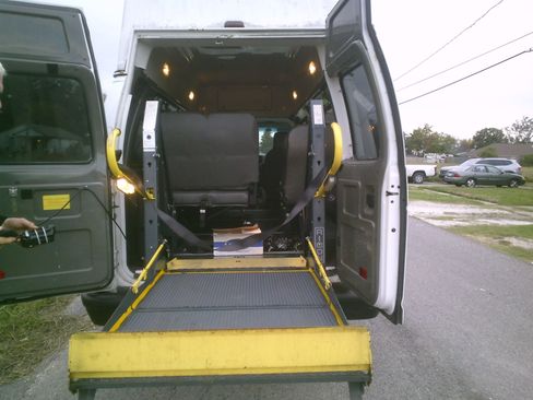 Used 2009 Ford E-250 and Econoline 250 Club Wagon image 17