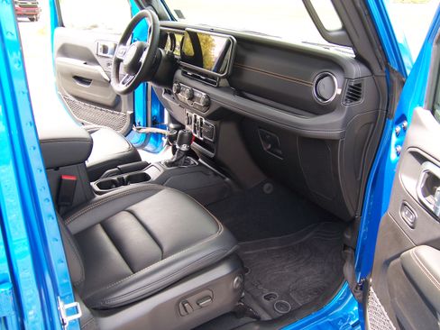 Used 2024 Jeep Wrangler 4WD Unlimited Sahara image 12