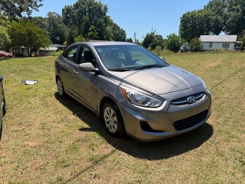 Used 2017 Hyundai Accent SE Sedan FWD image 2