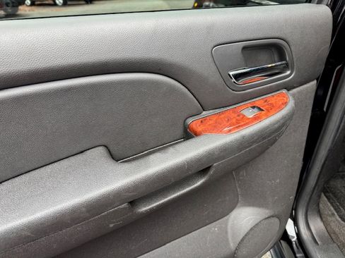 Used 2013 Chevrolet Avalanche LTZ image 9