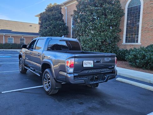 Used 2021 Toyota Tacoma image 2