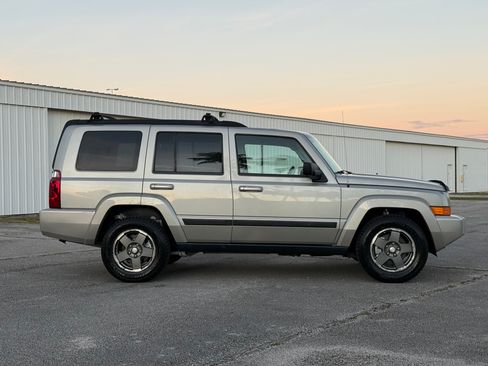 Used 2008 Jeep Commander Sport image 5