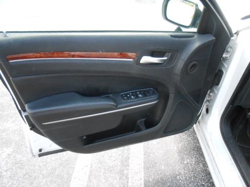 Used 2014 Chrysler 300 AWD image 8
